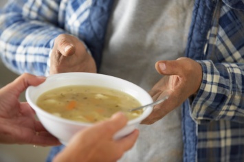 В Запорожской области работают 9 пунктов питания, где кормят горячими обедами бездомных и нуждающихся