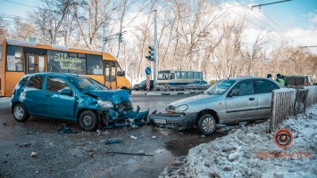 В Днепре на Запорожском шоссе столкнулись Daewoo и ZAZ: четырех пострадавших забрала скорая