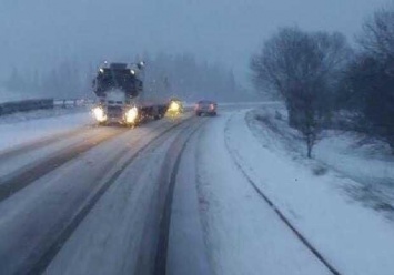 Водителю, застрявшему на заснеженной трассе в Запорожской области, стало плохо