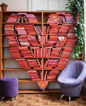 В запорожской библиотеке создали огромную валентинку из книг и зовут на фотосессии