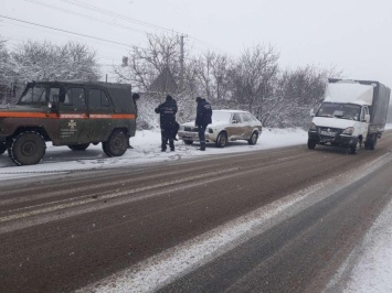 Спасатели освобождают водителей из снежного плена (ВИДЕО)