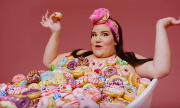 Победительница Евровидения Нетта Барзилай предстала в ванной с пончиками в новом клипе Ricki Lake