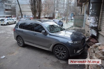 В центре Николаева элитный BMW Х7 врезался в пятиэтажку