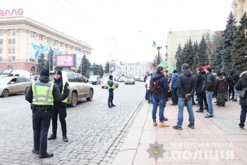 Потасовка во время митинга возле ХОГА: «копы» разоблачили мужчину, распылившего газ