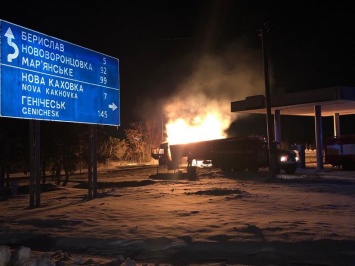 В Херсонской области грузовик врезался в АЗС и загорелся