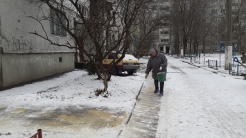 В Заводском районе чистили пешеходные дорожки и подходы к домам