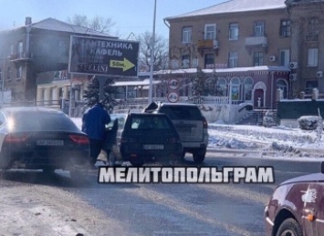 В Мелитополе в центре "поцеловались" ВАЗ и Тойота (фото)