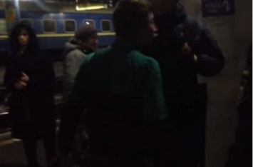 Подростки устроили дебош в поезде «Киев - Кривой Рог»: ЧП попало на камеру