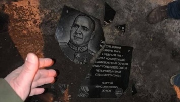 Страсти по Жукову: Мемориальная доска маршалу стала причиной выяснения отношений между сторонниками Партии Шария и националистами