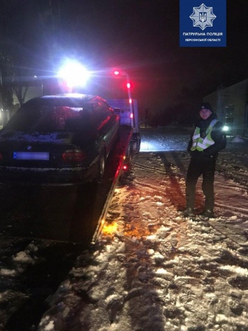 Херсонские патрульные остановили пьяного водителя ночью: тот возвращался домой из Олешек