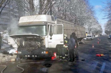 В Днепре на оживленной дороге загорелась фура