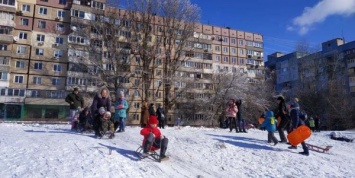 Благодаря выпавшему снегу, в Днепре можно увидеть исконно детские забавы (ФОТО)