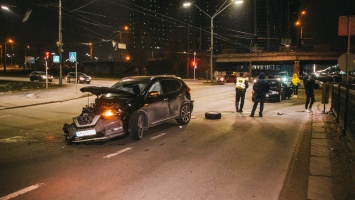 В Киеве на Победы пьяный водитель Nissan протаранил стоячую Audi: у машин оторвало колеса