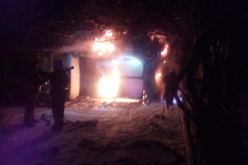 Из-за пожара в Павлограде сгорел гараж с автомобилем Opel внутри