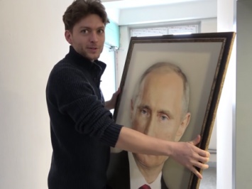 «Это худшее, что могло случиться с нашим домом». Портрет Путина повесили в лифте московской многоэтажки и записали реакцию жителей (ВИДЕО)