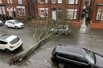 На Британию обрушился мощный ураган, есть опасность серьезных наводнений