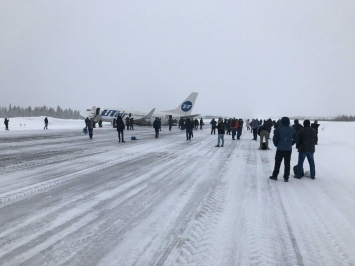 Появилось видео момента жесткой посадки российского самолета из Москвы в Усинске