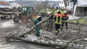 Мощный ураган парализовал авиационное и железнодорожное сообщение в Германии
