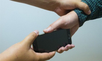 В Геническе судили преступника, который украл мобильный телефон у слепого студента