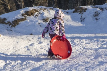 В Запорожской области школьница едва на разбилась, катаясь на снежной горке (ВИДЕО)