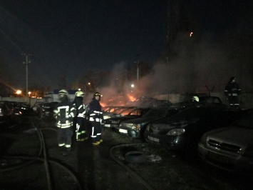 В Одессе на штрафплощадке ночью сгорели 20 автомобилей