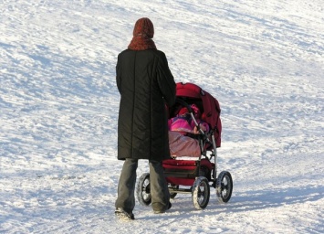 В Одессе женщина гуляла с ребенком и провалилась в трехметровую яму