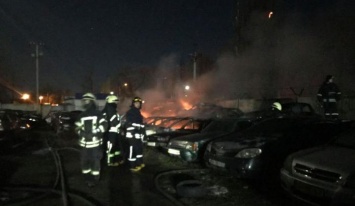 Новый пожар в Одессе: на штрафплощадке сгорело 20 автомобилей (ФОТО)