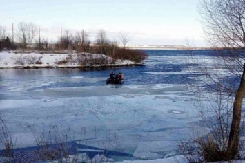 Во Львовской области четверо рыбаков провалились под лед, один скончался от переохлаждения