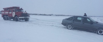 В Запорожской области в снегу застряла легковушка - фото