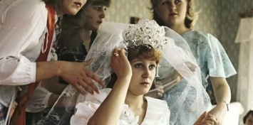 Свадебные платья в СССР: в каких нарядах выходили замуж советские девушки?