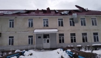 На Прикарпатье ветер сорвал крышу школы, занятия приостановлены