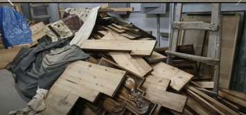 В центре культуры НАУ демонтировали гигантское резное деревянное панно