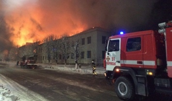В Мирнограде сгорело заброшенное здание в центре города