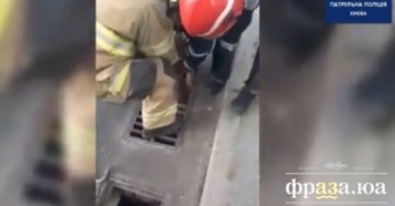В Киеве из ливневой канализации вытащили голого мужчину