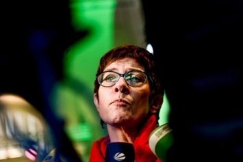 Преемница Меркель на посту главы ХДС отказалась стать канцлером