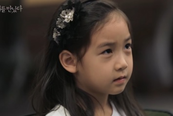 Умерла от лейкемии в 7 лет: в Южной Корее женщина ''встретилась'' с погибшей дочерью. Нашумевшее видео