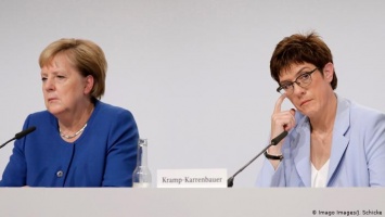 Комментарий: Провал преемницы Меркель - политическое землетрясение для ФРГ