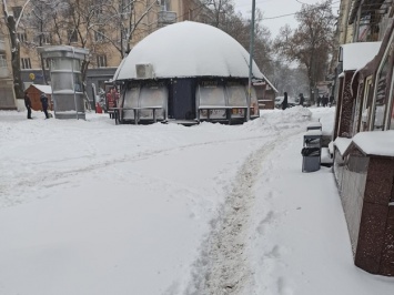 Полтаву накрыло снегом: на расчистку улиц и тротуаров вышло около 370 дворников и 40 едениц техники