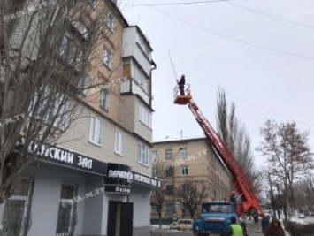 В Мелитополе коммунальщики воюют с сосульками (видео, фото)