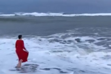 ''Остановись, Надежда!'' Савченко в красном платье искупалась в океане. Видео