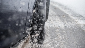 Сильные метели и гололед: правила безопасности на зимних дорогах