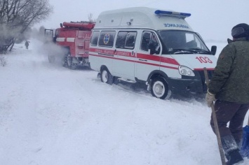 Криворожские спасатели дважды за вечер помогали достать "скорую" из снежного заноса