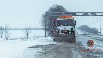 Непогода в Днепре: коммунальщики обеспечивают безопасное движение на особо сложных участках дорог