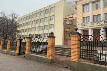 В Приморском районе Одессы ведется капремонт школы № 122. Фото