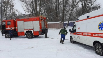 В Днепре спасатели освободили скорую помощь из снежного плена