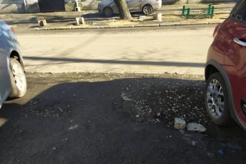 По улице Гимназической ремонтируют тротуар. Фото
