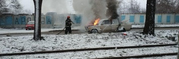 В центральном районе Запорожья загорелась легковушка - фото