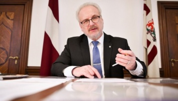Президент Латвии предлагает ограничить телевещание на русском
