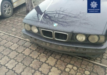 Мариупольские полицейские нашли водителя BMW, который влетел в забор, - ФОТО