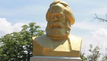 На Одесщине "переименовали" бюст Маркса, чтобы не выполнять закон - Институт нацпамяти